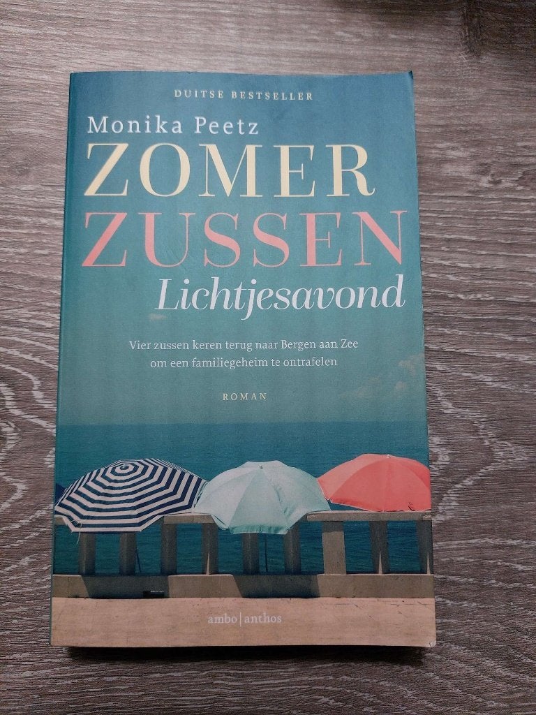 Monika Peetz - Zomerzussen Lichtjesavond - 2024, Boeken, Ophalen of Verzenden, Zo goed als nieuw