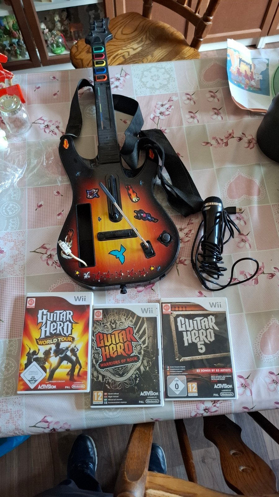 Guitar Hero 3 spellen plus Gitaar WII, Phat, Ophalen of Verzenden, Zo goed als nieuw, Zonder controller