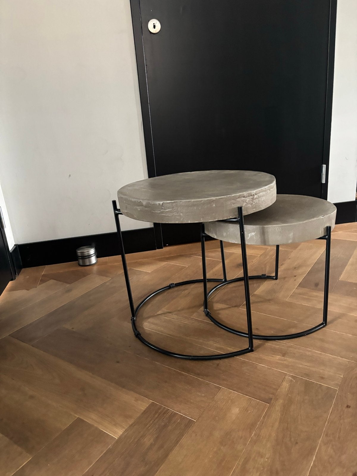 Set van 2 ronde bijzettafels met betonlook en stalen poten, Gebruikt, Rond, Ophalen of Verzenden, Overige materialen