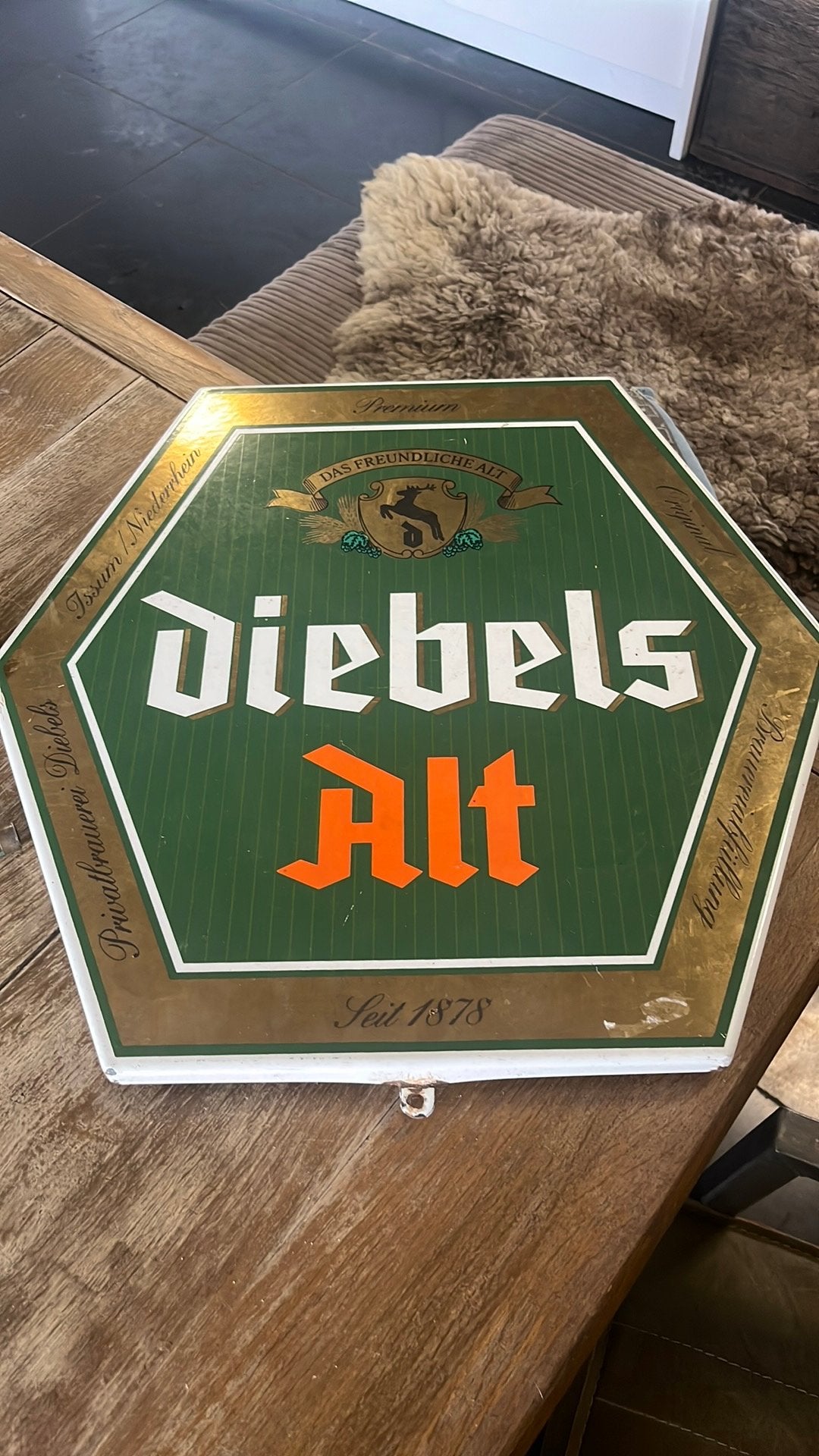 Zes-hoekig emaille bord van Diebels Alt in goede staat, Verzamelen, Biermerken, Ophalen of Verzenden, Gebruikt, Reclamebord, Plaat of Schild
