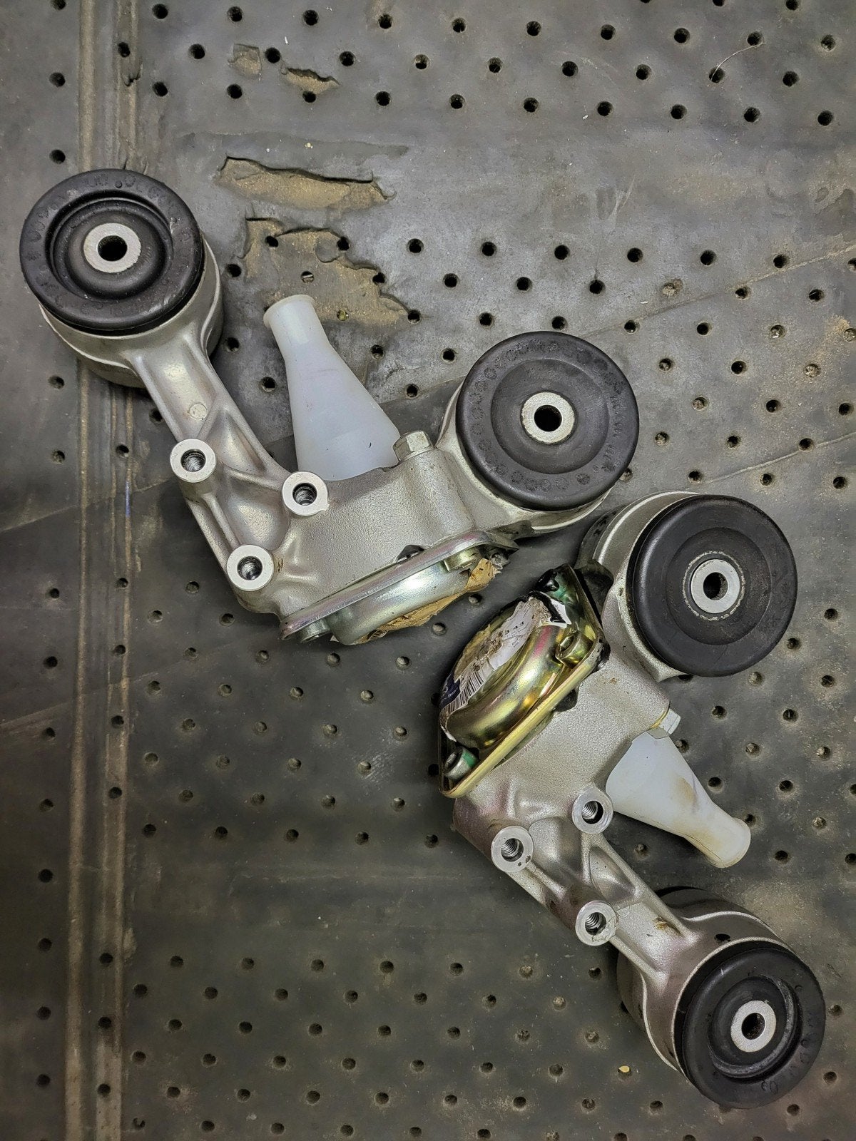 Mercedes 123 /126-SD nieuwe fusee  lagerblokken., Auto-onderdelen, Ophalen, Nieuw, Voor, Bumper