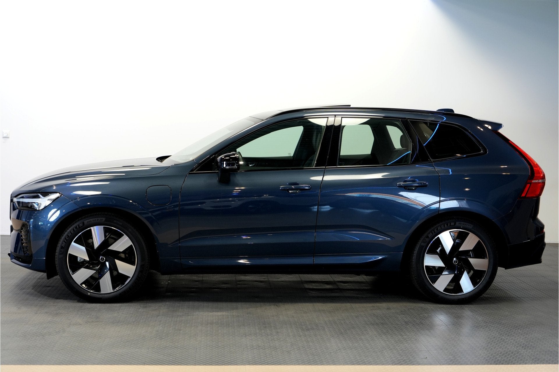 Volvo XC60 2.0 T8 AWD 335kW/456pk Aut8 Recharge Long Range U, Auto's, Automaat, Dealer onderhouden, Gebruikt, 4 cilinders