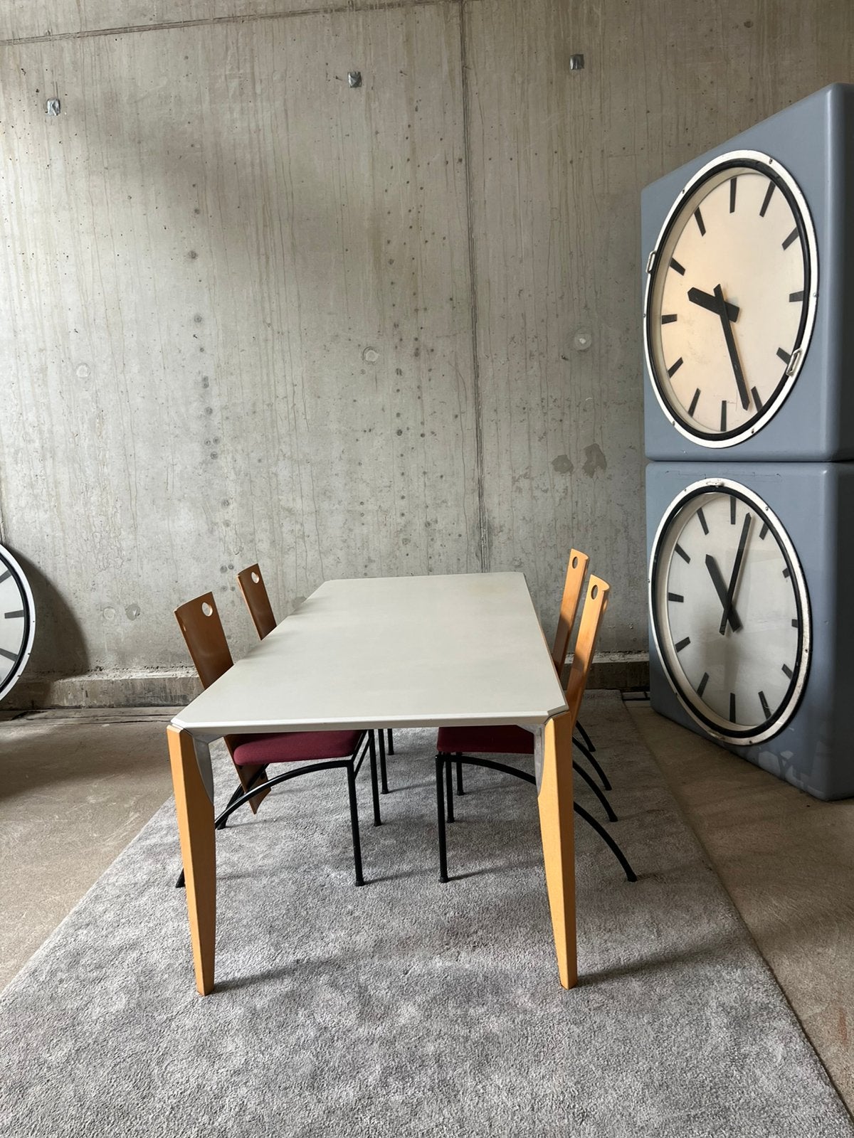 Grote, postmoderne design eettafel, Leolux, Memphis stoelen, 200 cm of meer, Zo goed als nieuw, Vijf personen of meer, Rechthoekig