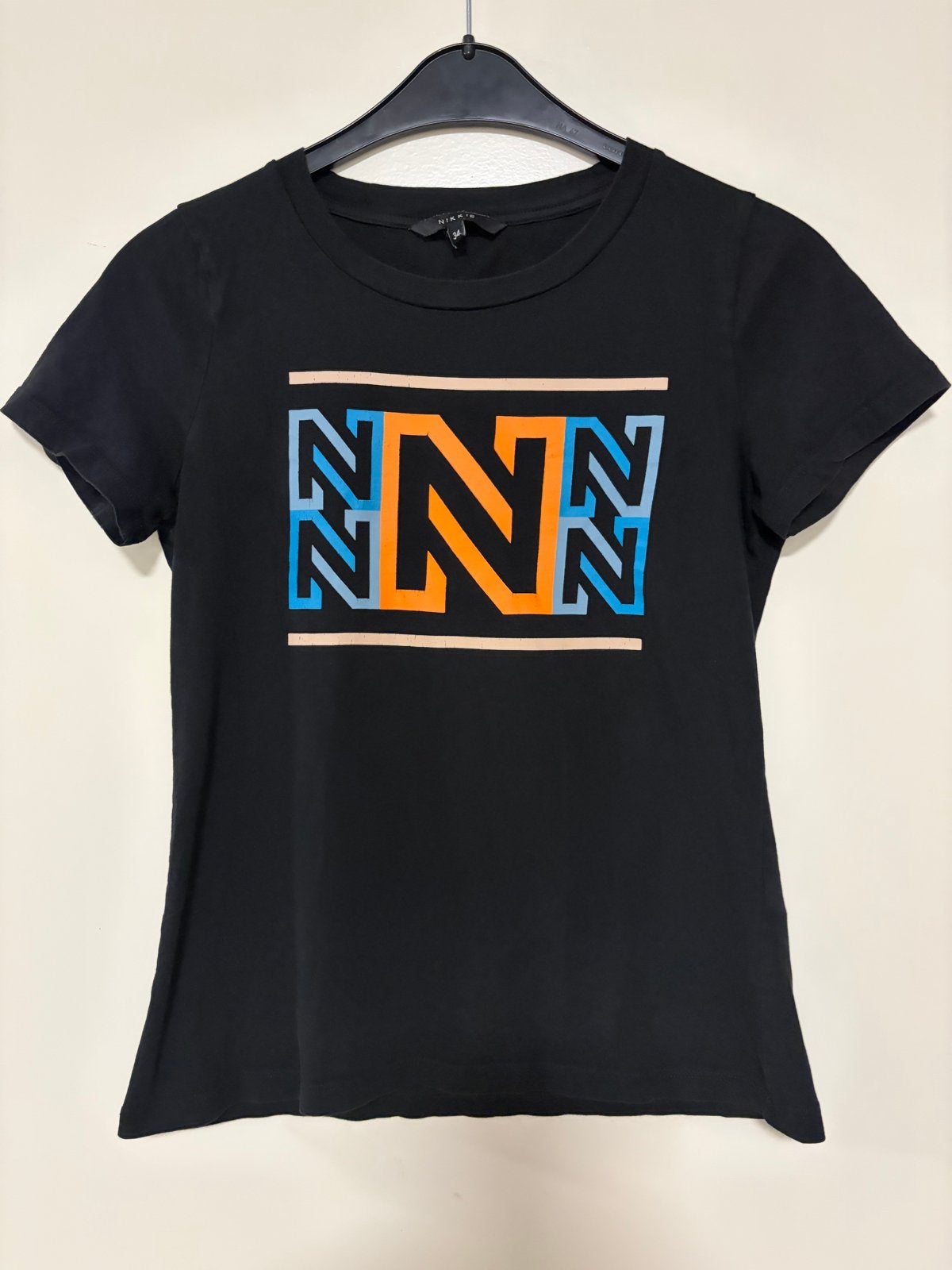 Nikkie T-shirt Zwart met Oranje/Blauwe Opdruk Maat 34, Zwart, Ophalen of Verzenden, Zo goed als nieuw, Korte mouw