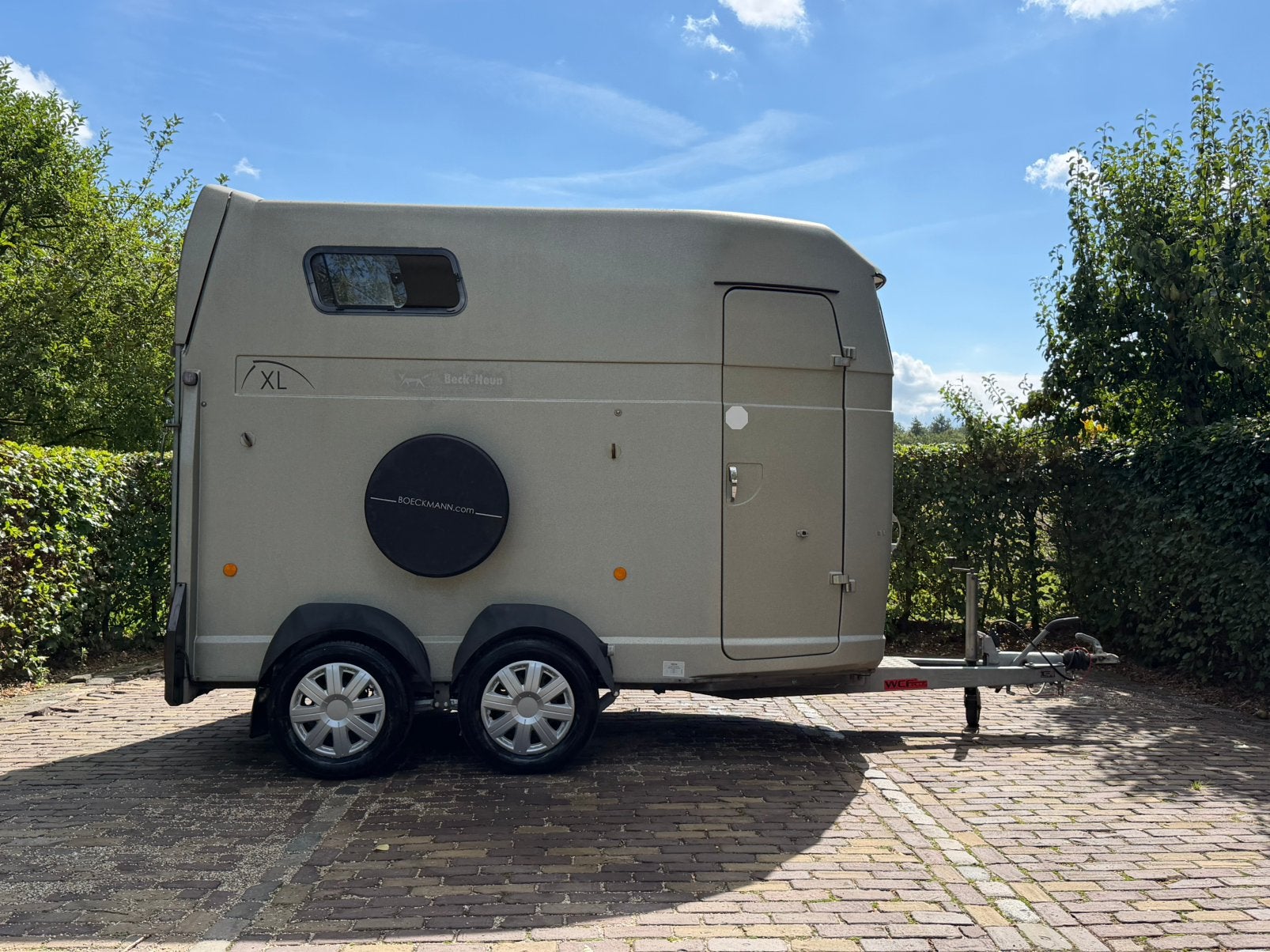 Zeer ruime 2 paards Bockmann met aluminium bodem, zadelkamer, Ophalen, Zo goed als nieuw, 2-paards trailer, TT paardentrailers