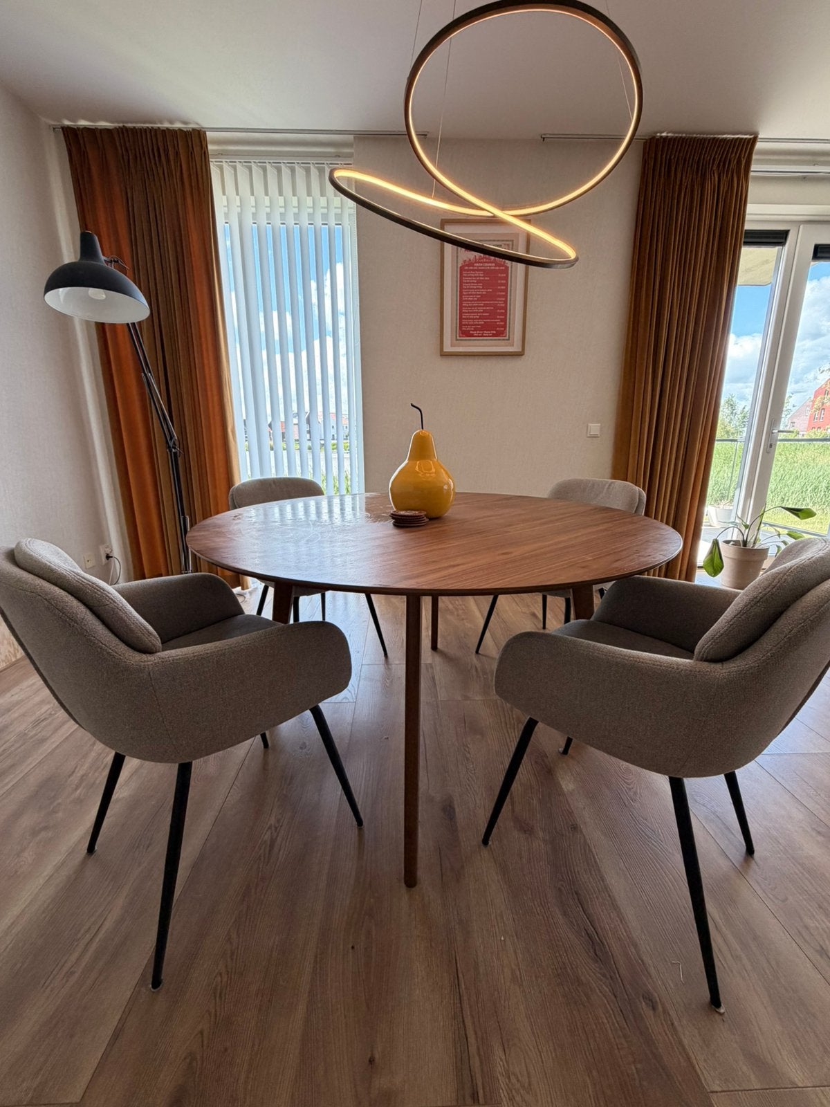 Eettafel Ø 140 cm - Walnoot met grijse stoelen, Overige materialen, Rond, Nieuw, Ophalen of Verzenden