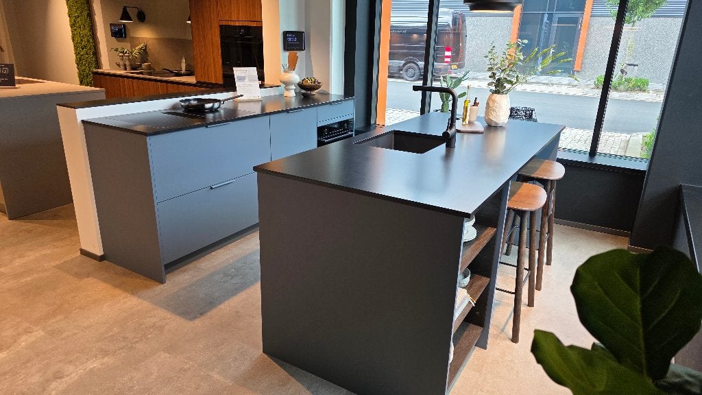BORDO blue keuken by Kvik met composiet blad SHOWROOMMODEL