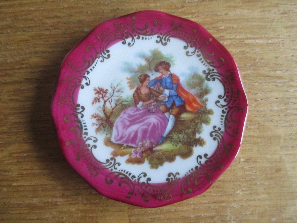 4 "Limouge" bordjes, Ophalen of Verzenden, Zo goed als nieuw, Porselein, Bord of Schaal