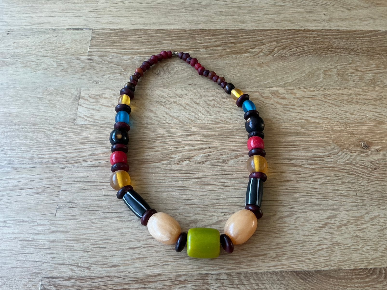 Jaren 60 ketting, allerlei materiaal bakeliet, hoorn., Ophalen of Verzenden, Zo goed als nieuw, Overige materialen