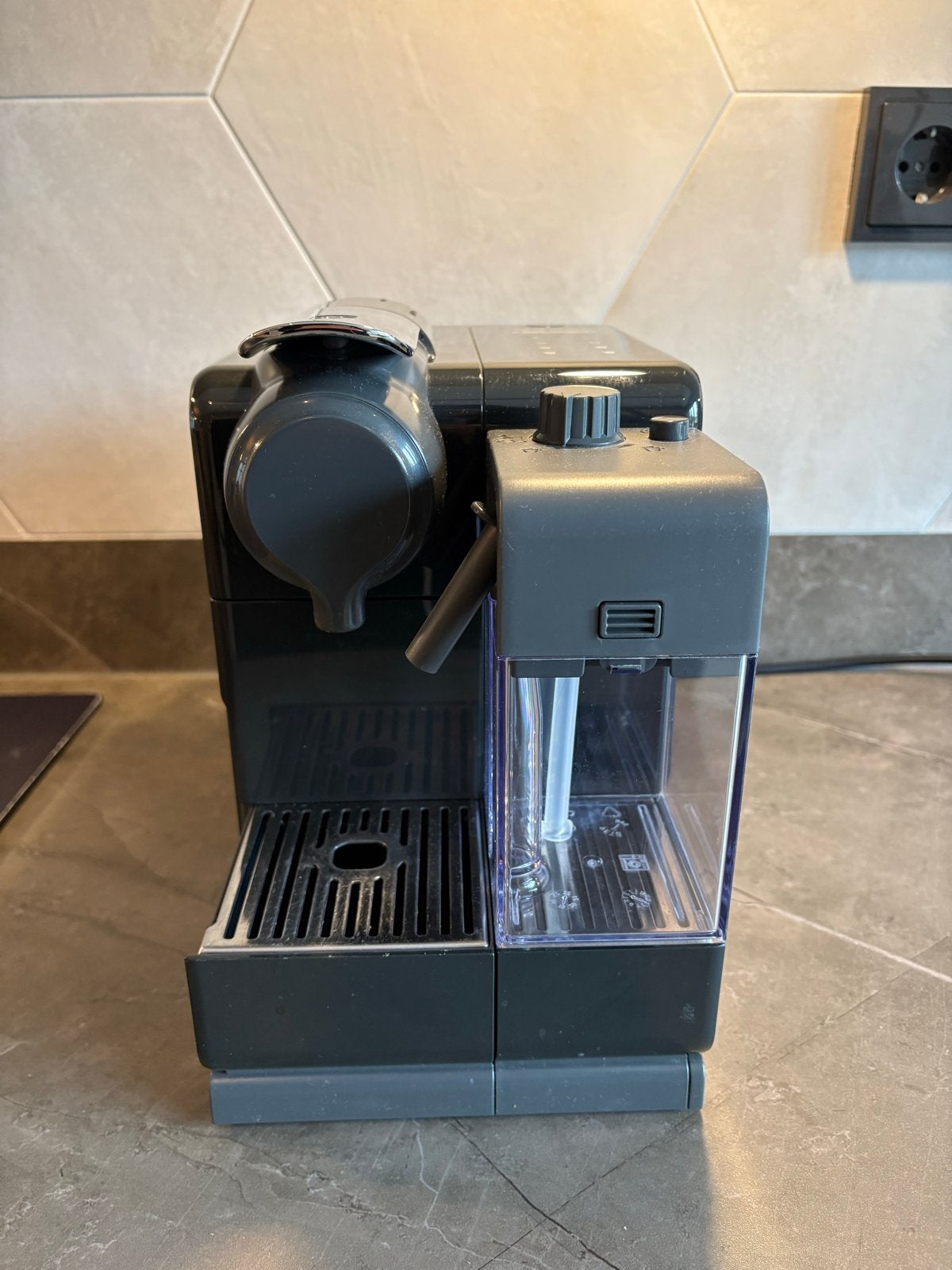 Nespresso De'Longhi Lattissima One EN500.B, Ophalen, Espresso apparaat, Zo goed als nieuw, 2 tot 4 kopjes