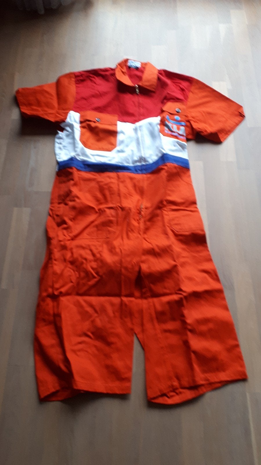 Oranje overall met tekst maat XL.voor feestje, Ophalen of Verzenden, Overige thema's, Kleding, KLM