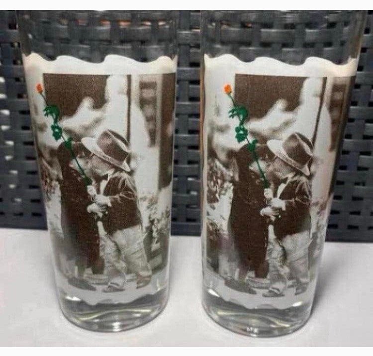 2 Longdrink glazen met jongen & meisje en rode roos.H.14 cm., Ophalen of Verzenden, Zo goed als nieuw, Frisdrankglas