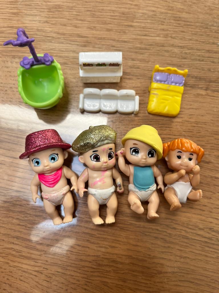 Setje kleine baby’s en meubels, Ophalen of Verzenden, Gebruikt