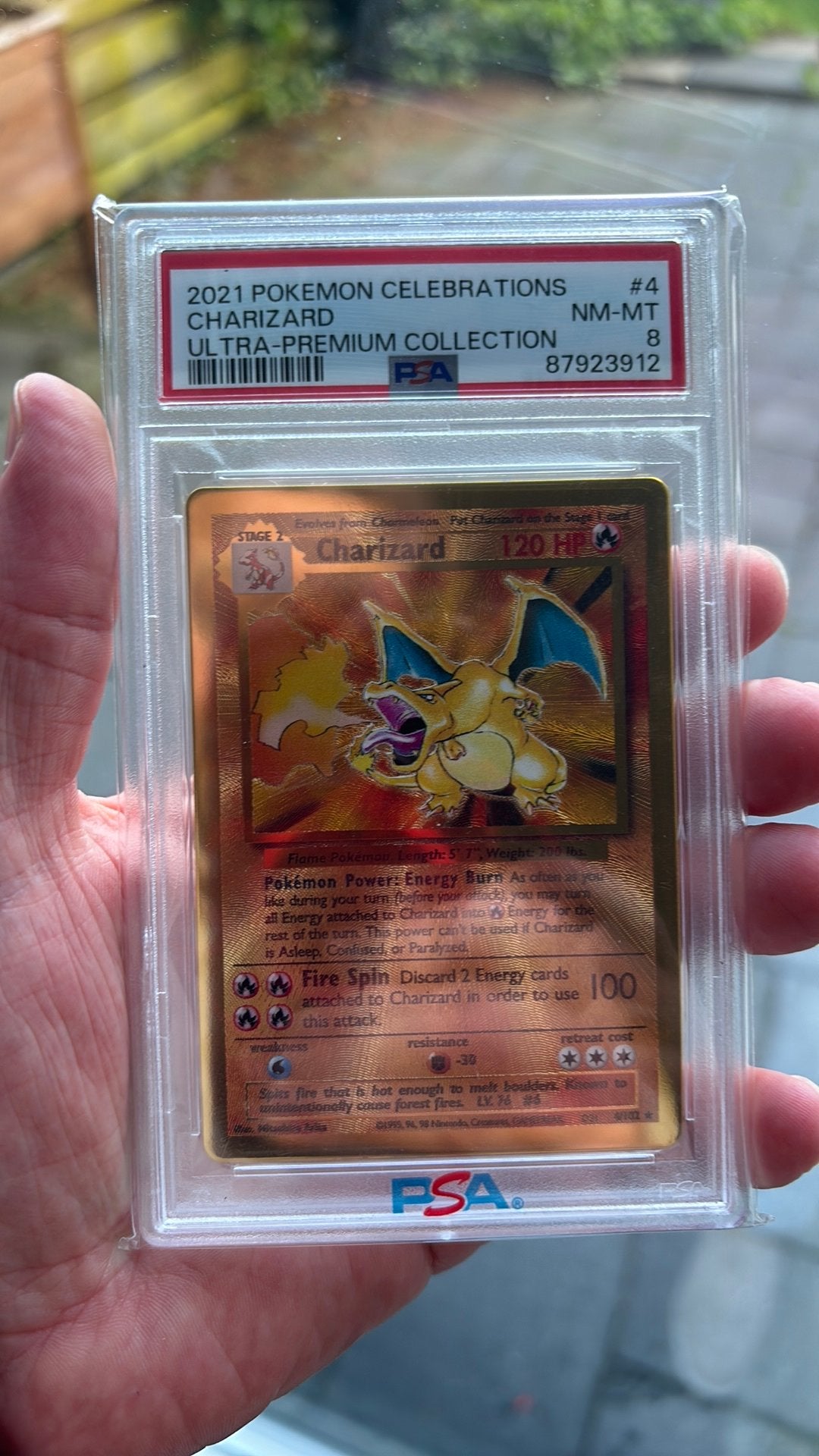 PSA 8 Charizard Celebrations Ultra-Premium Collection, Hobby en Vrije tijd, Verzamelkaartspellen | Pokémon, Ophalen of Verzenden