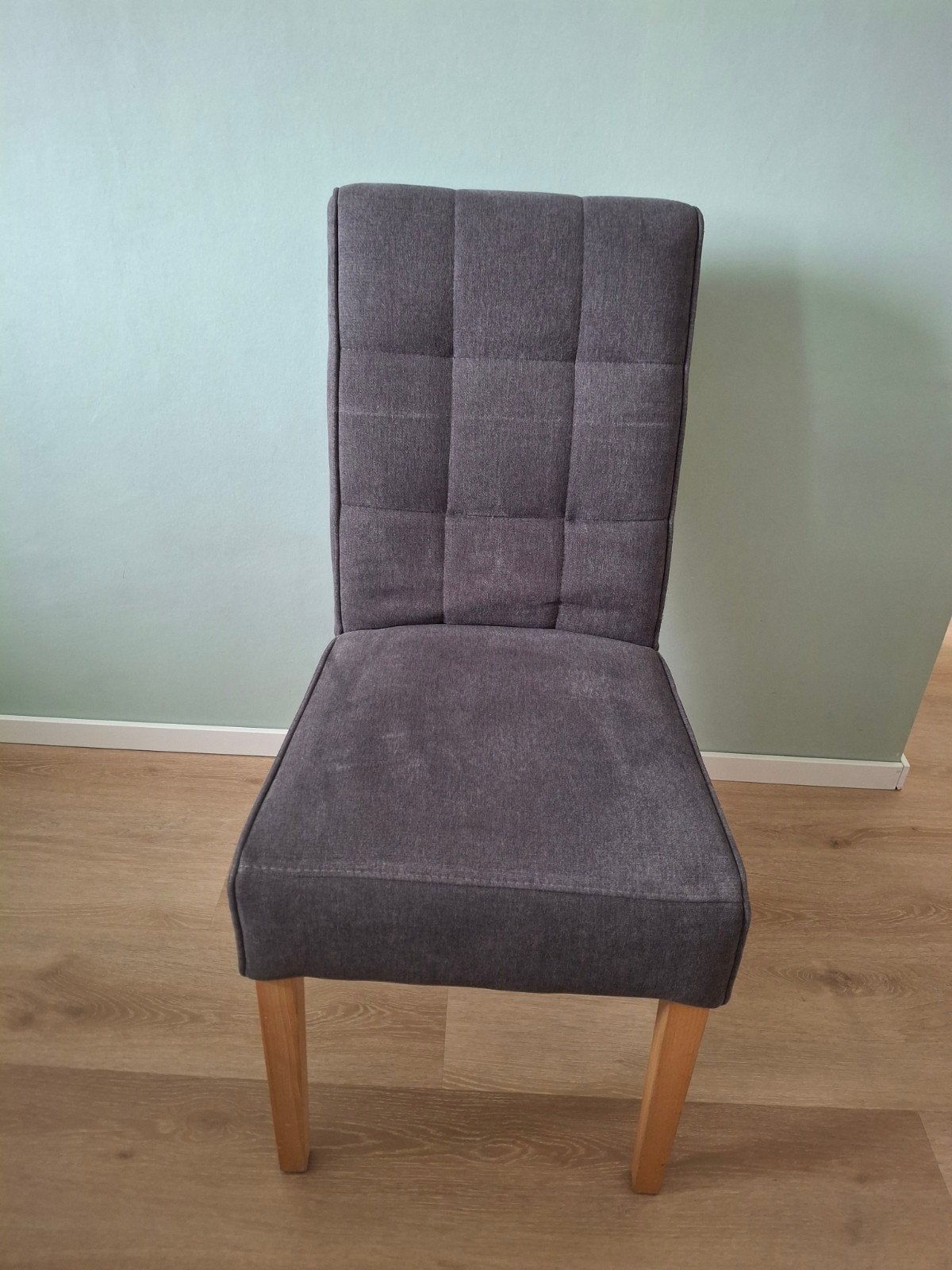 4 donkergrijze eetkamer stoelen (eventueel 2 lichtgrijze), Huis en Inrichting, Ophalen, Gebruikt, Vier, Stof