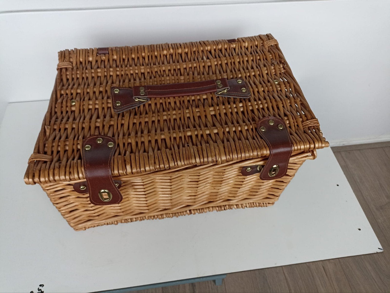 rieten picknickmand, Ophalen