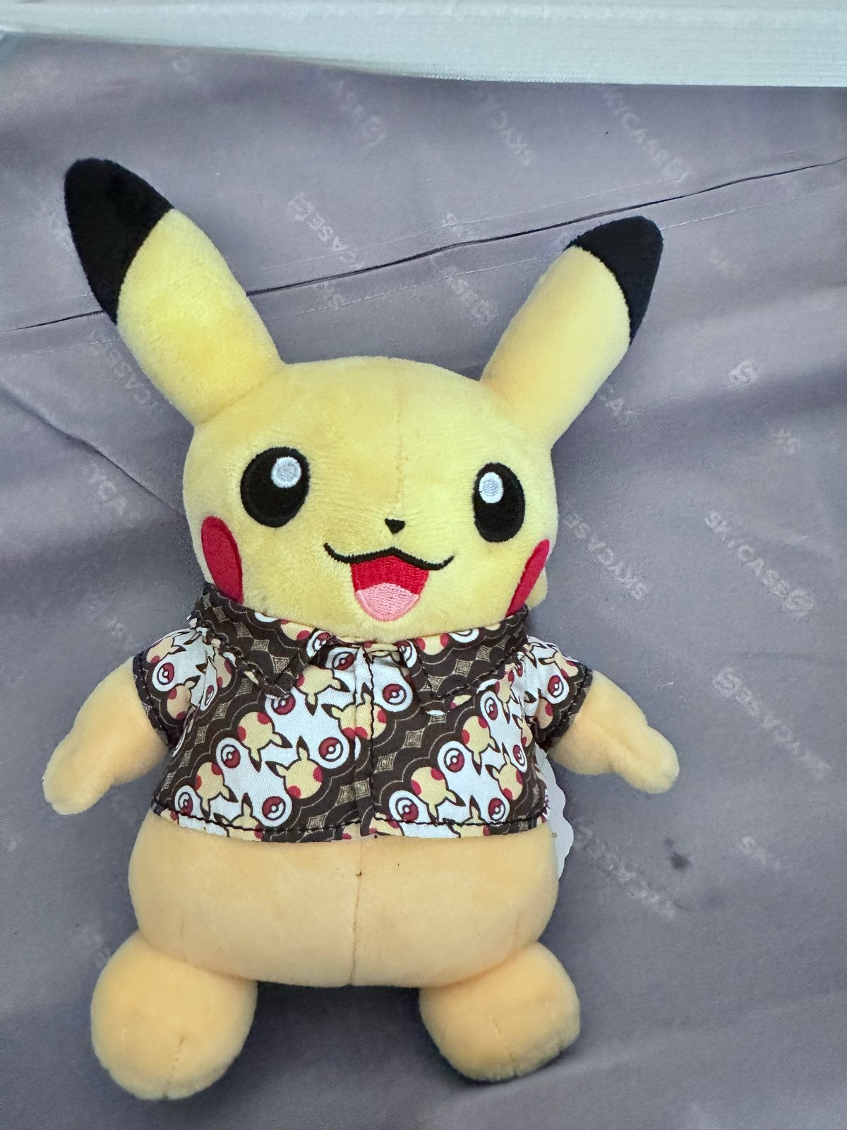 Pikachu knuffel met uniek batik shirt, R, Ophalen of Verzenden, Pokémon, Met kleding of accessoire