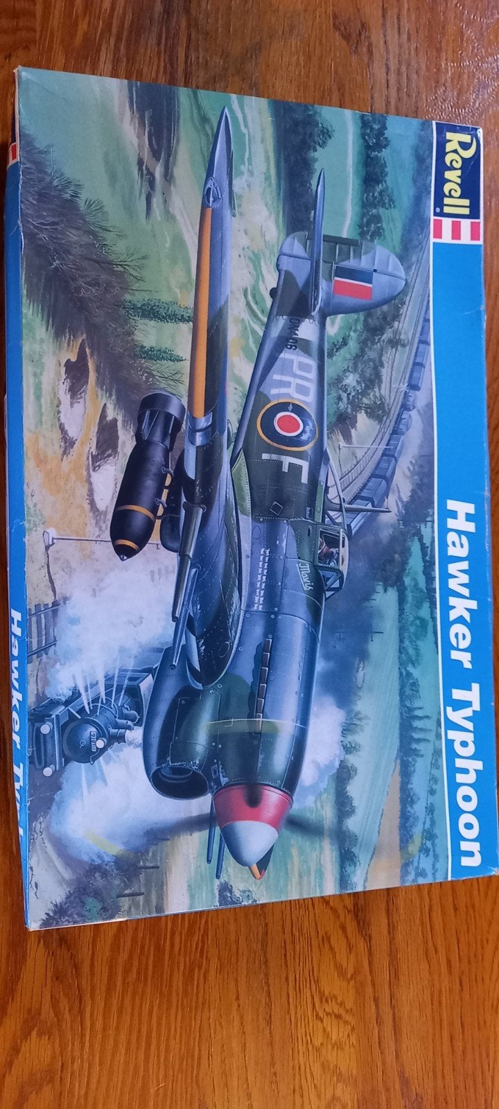 Aangeboden Hawker Typhoon 1:32 + extra,s dus goed lezen aub!, Ophalen of Verzenden, Groter dan 1:72, Revell