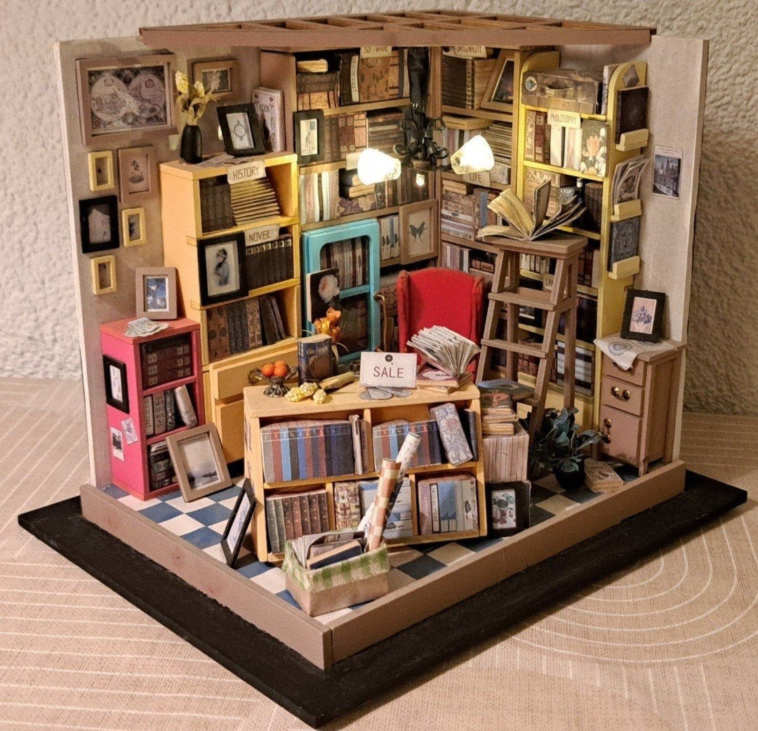 DIY Miniatuur Boekhandel + lampje (L:22,5 D:18,5 H:19 cm), Elektrisch, Overige thema's, Meerkleurig, Zo goed als nieuw