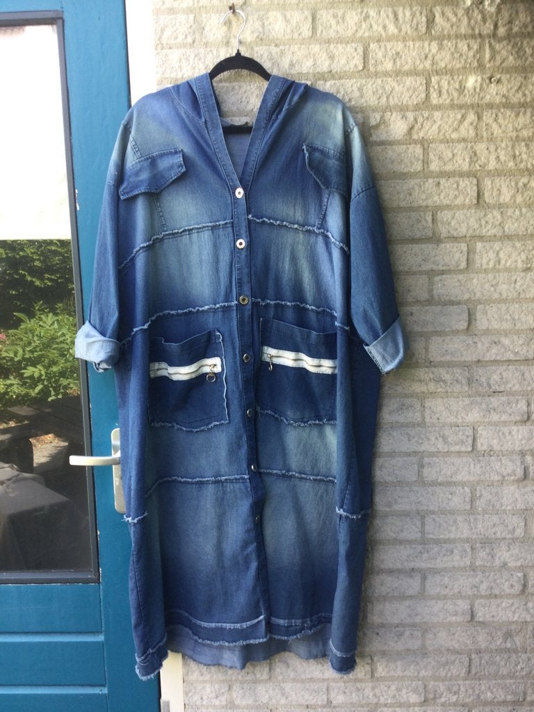 Hele mooie JEANS JURK/JAS met capuchon, NIEUW, mt 40-48, Blauw, Maat 42/44 (L), Nieuw, Ophalen of Verzenden