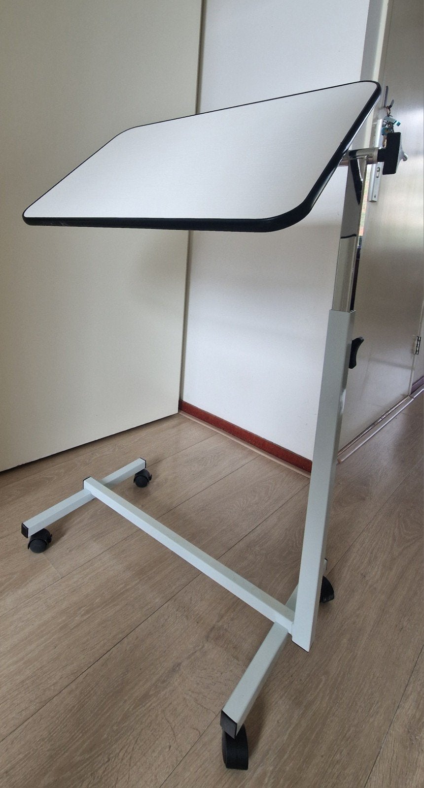 Nieuwe verstelbare bedtafel op wielen, Ophalen, Verstelbaar, 70 cm of minder, Wit