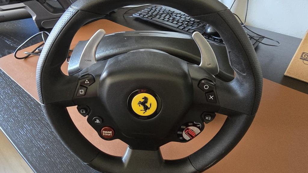 Thrustmaster T80 RW Ferrari 488 GTB racestuur en pedalen, Ophalen, Zo goed als nieuw, Stuur of Pedalen, PlayStation 4