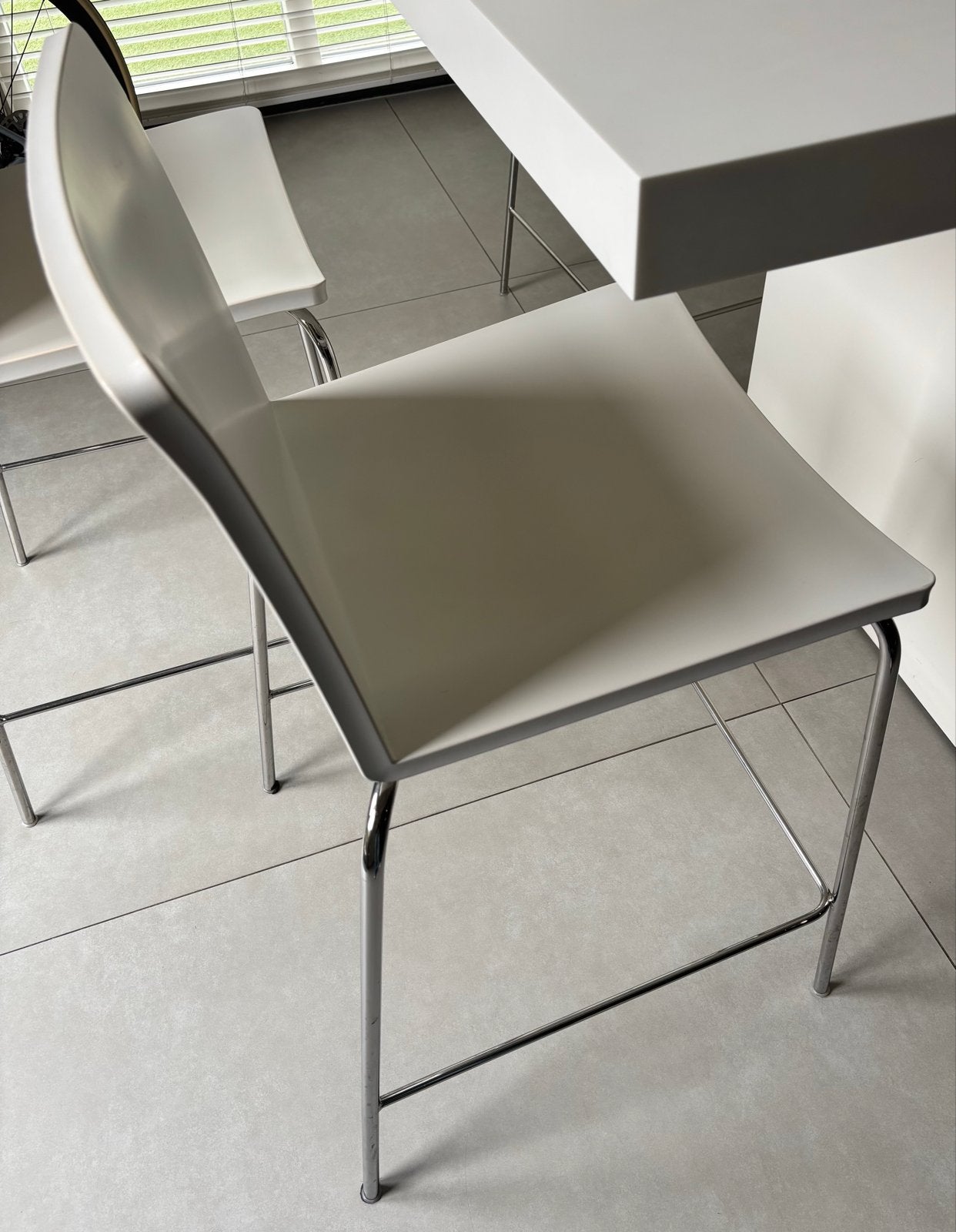 Set moderne witte barkrukken (4) met metalen onderstel, Ophalen, Kunststof, Gebruikt, Met voetsteun