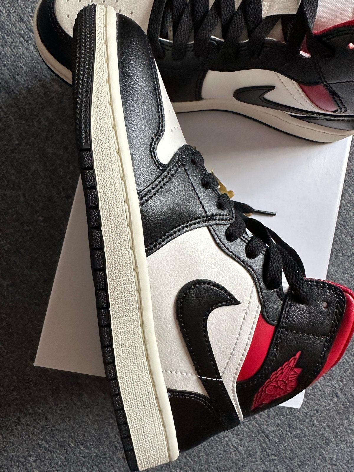 Nike Air Jordan 1 Mid - Zwart, Wit, Rood, Kleding | Dames, Schoenen, Ophalen of Verzenden, Nieuw, Zwart, Sneakers of Gympen
