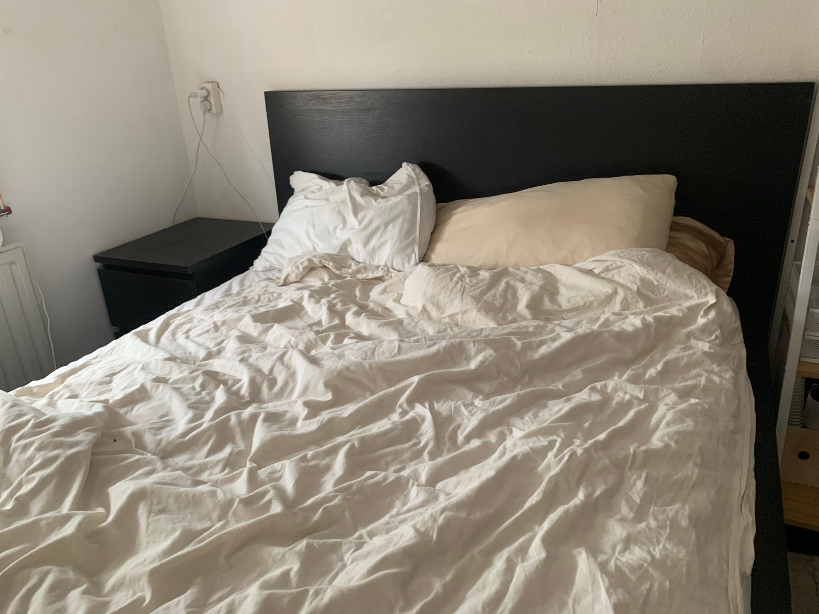 Ikea MALM bed met nachtkastje en VESTERÖY matras, Ophalen, Gebruikt, Zwart, Tweepersoons