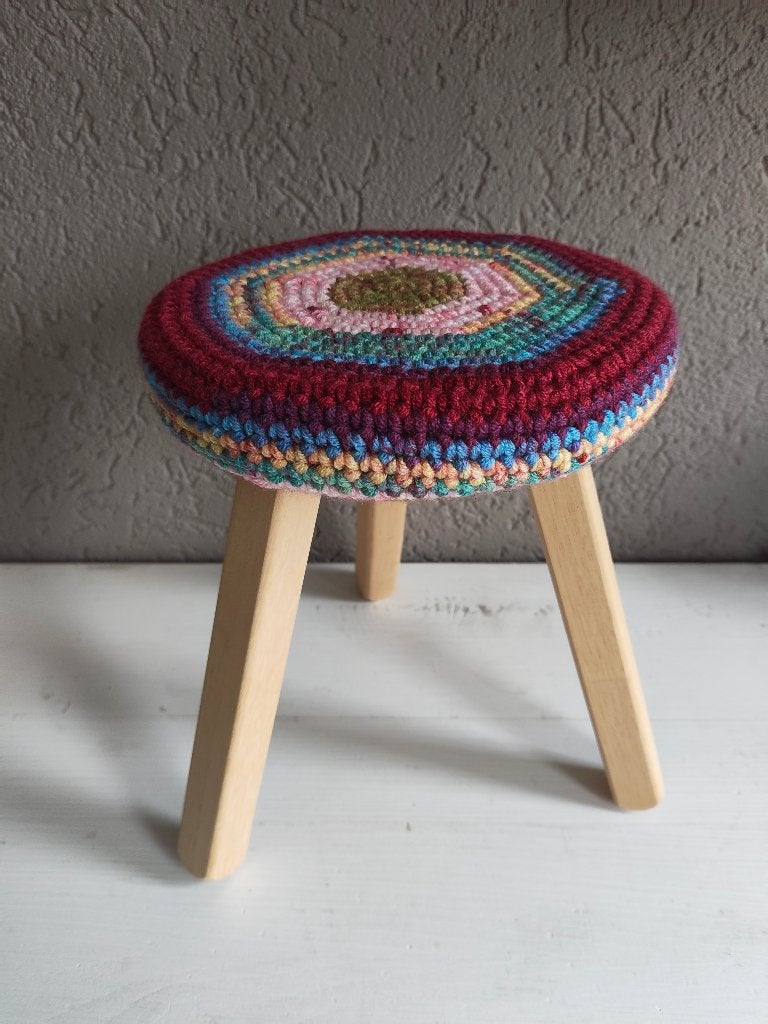 Houten melkkrukje met kleurrijk gehaakte hoes d, Ophalen of Verzenden, Zo goed als nieuw, Hout