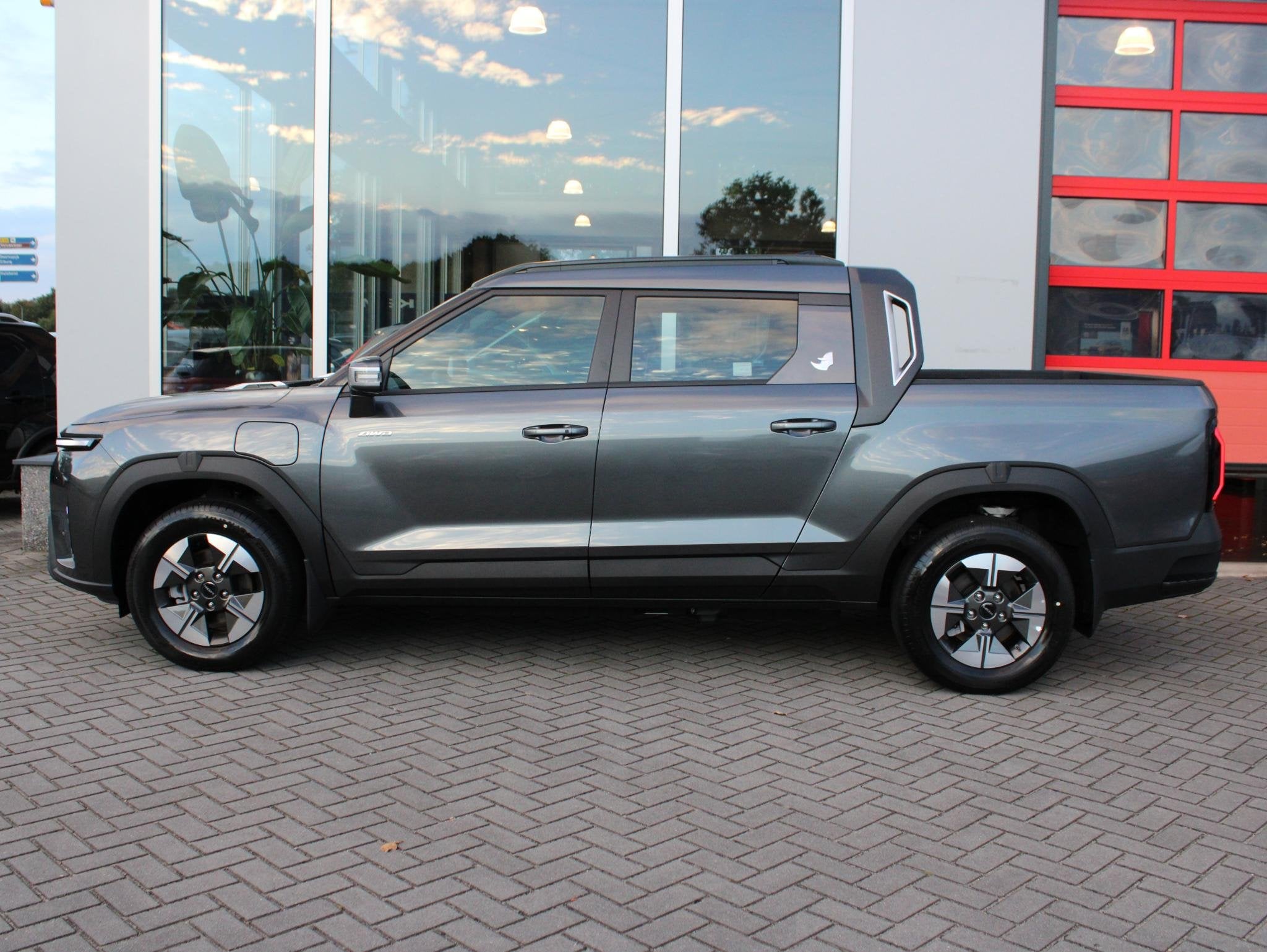 KGM Musso Ev Platinum 80.6 KW 4WD Adaptieve Cruise en Climat, Auto's, 379 km, SUV of Terreinwagen, Zilver of Grijs, 2300 kg