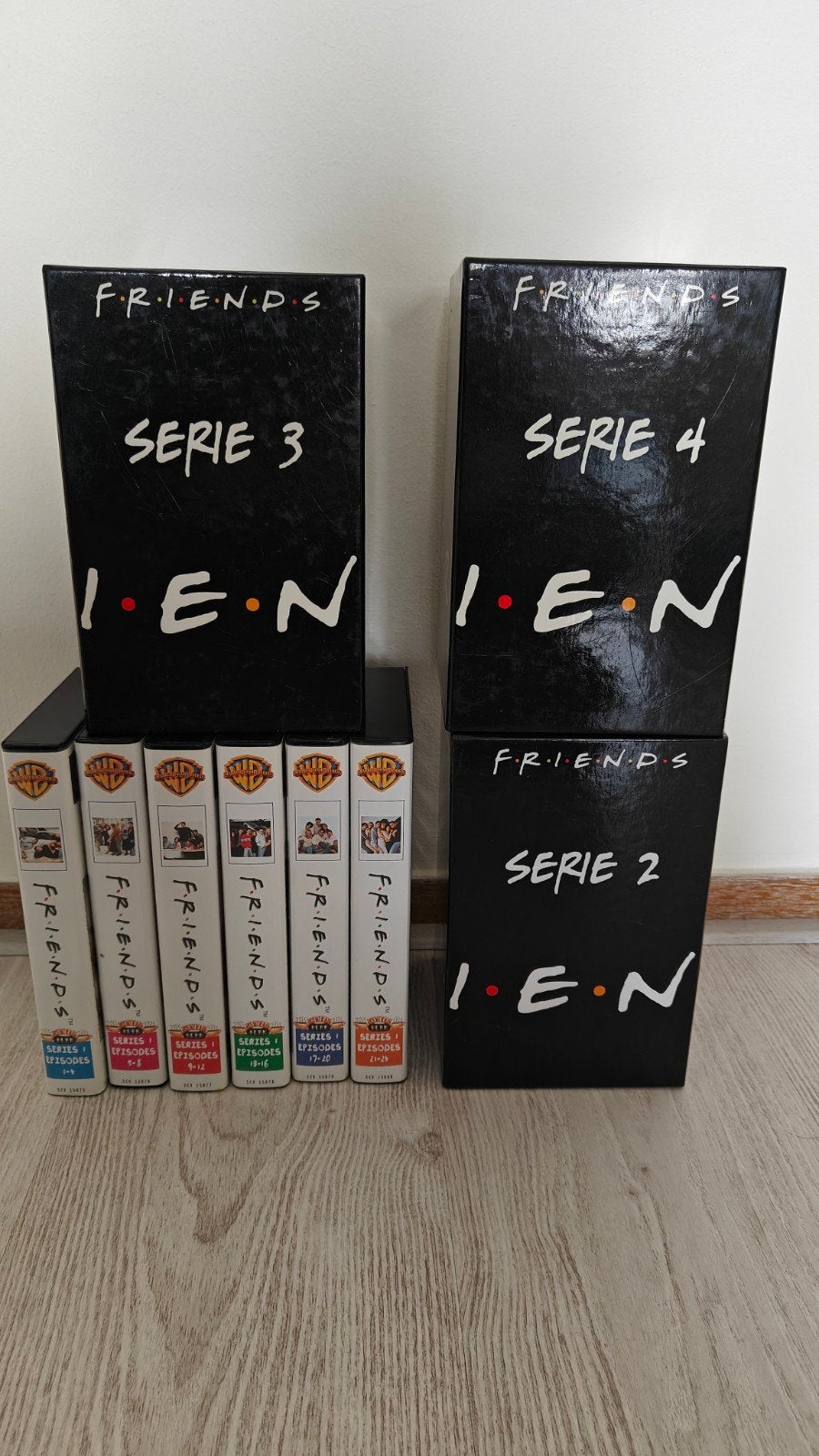 Friends Serie Videobanden. Seizoen 1,2,3,4., Alle leeftijden, Ophalen of Verzenden, Gebruikt, Tv-serie of Tv-programma