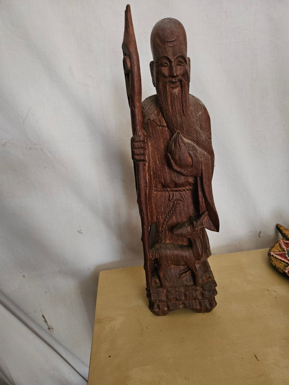 Houten beeld van wijze man met staf en hert, 38cm, Ophalen of Verzenden, Handgemaakt, 20 - 50 cm, Beeld