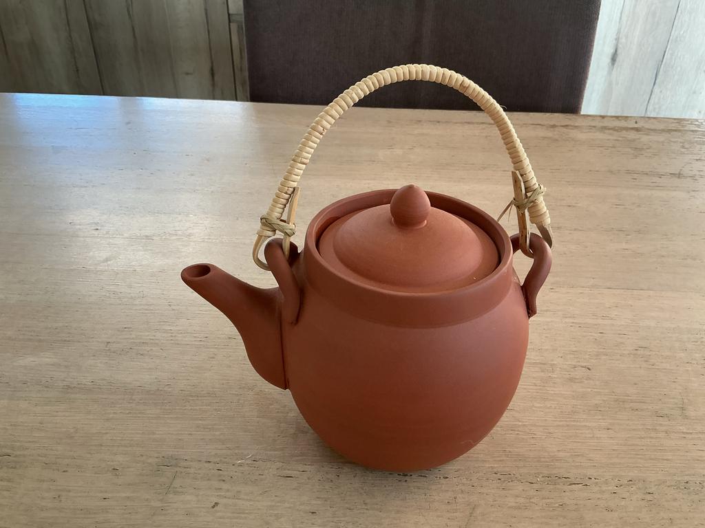 Terracottatheepot met filter en rieten handvat.High Tea,B&B, Theepot/fluitketel, Ophalen of Verzenden, Zo goed als nieuw, Steen/keramiek