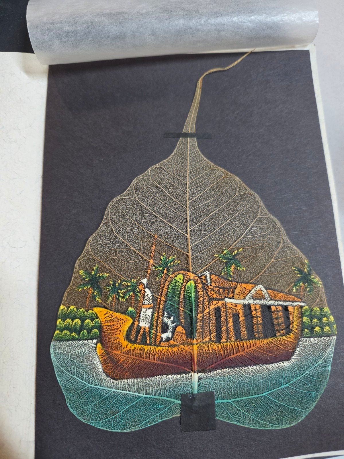 Handgeschilderd blad uit India: Woonboot op water, Schilderij, Natuurlijk materiaal, India, Ophalen of Verzenden