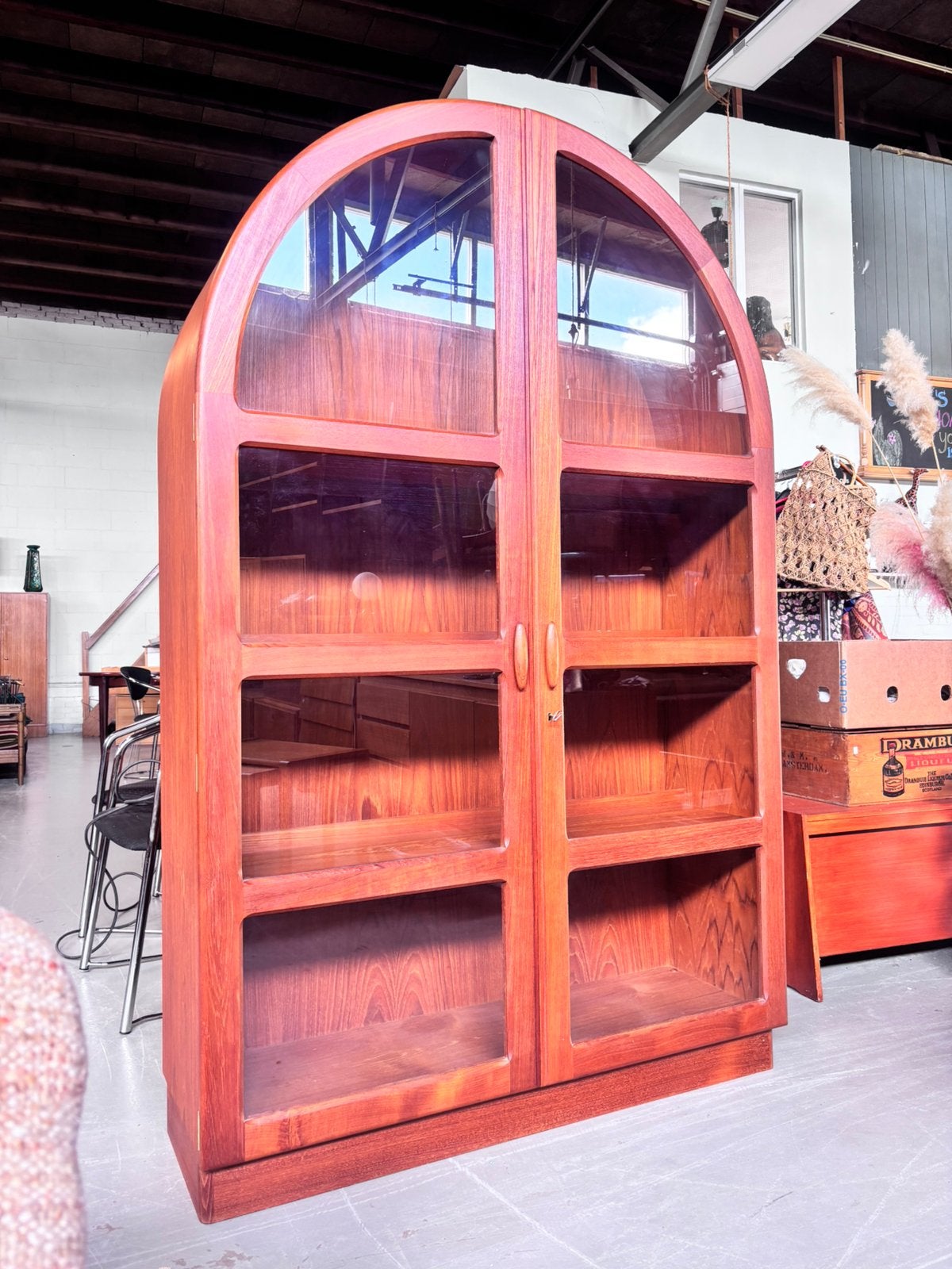 Vintage vitrinekast dyrlund boogkast teak deens design, Ophalen, Gebruikt, 50 tot 100 cm, X
