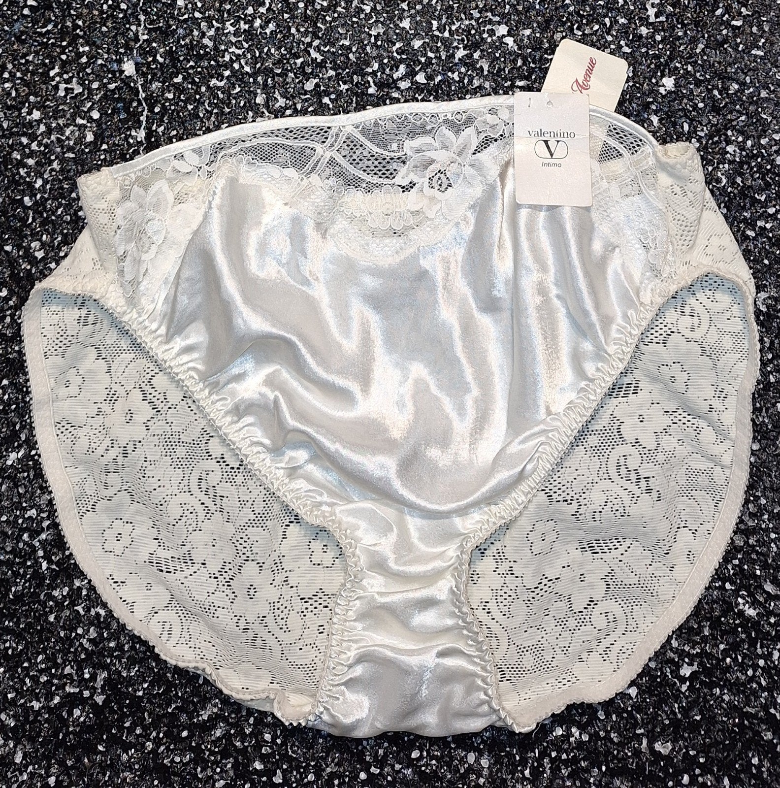 Sexy ivoren satijn-kanten slip van Valentino (L), Valentino, Verzenden, Wit, Slip