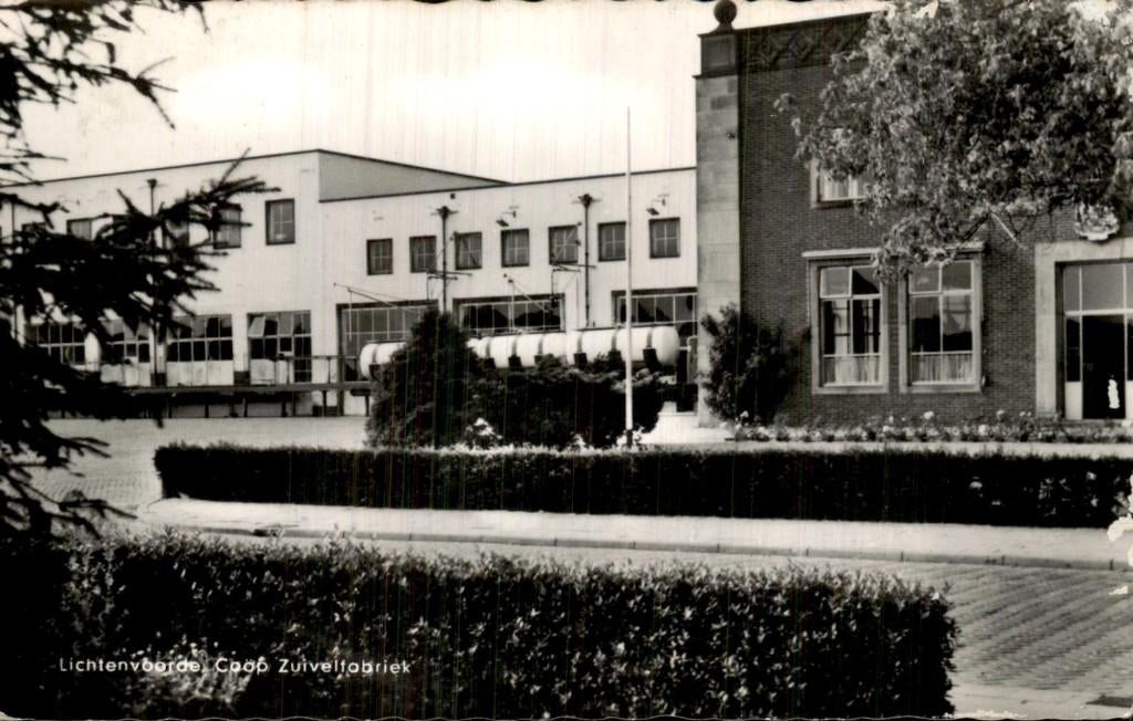 Lichtenvoorde - Coöp Zuivelfabriek - Voorgevel, Verzamelen, Ansichtkaarten | Nederland, Ophalen of Verzenden, 1940 tot 1960, Ongelopen