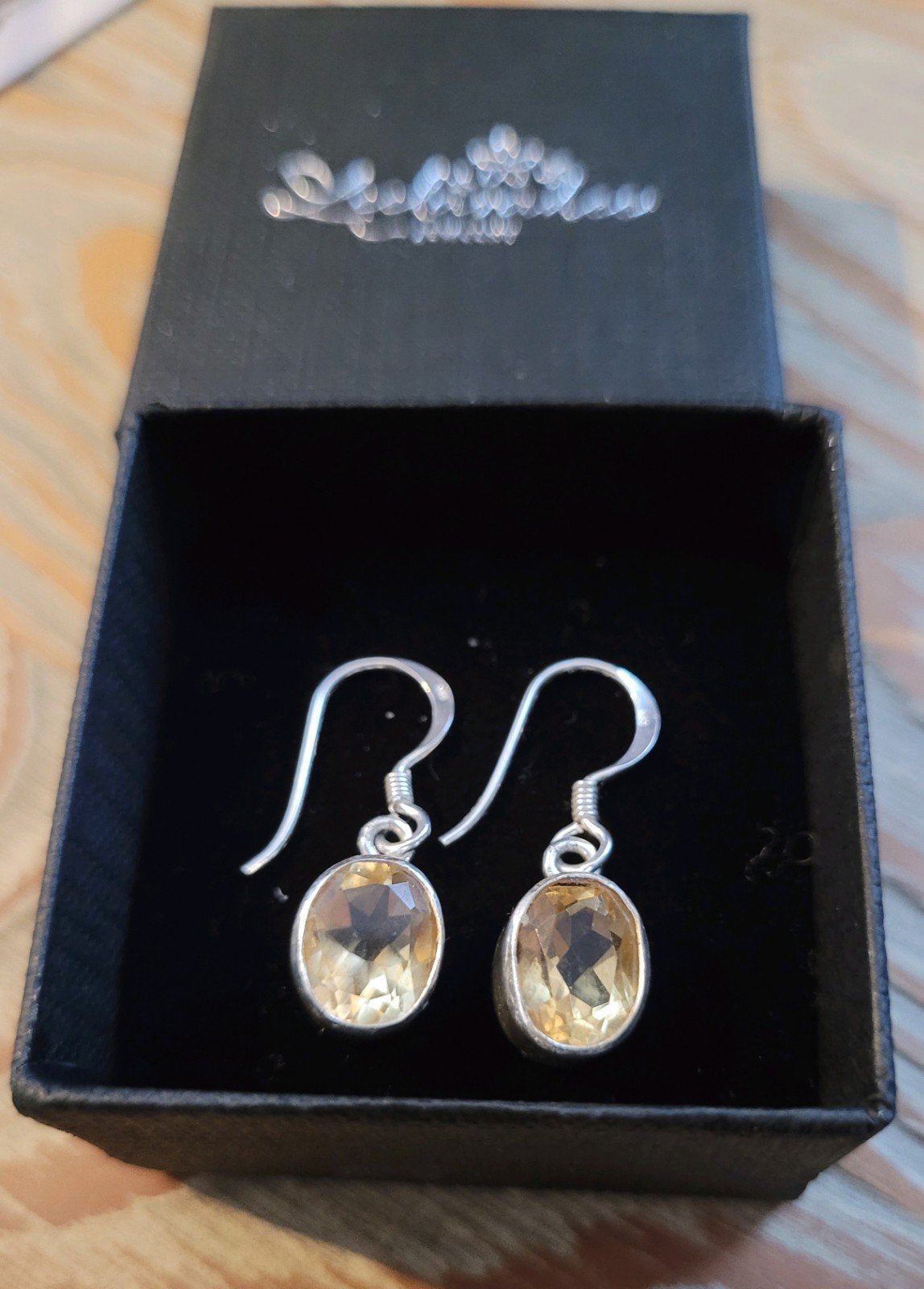 Nieuw! Zilveren oorbellen ovaal met facet citrien edelsteen, Hangers, Geel, Nieuw, Ophalen of Verzenden