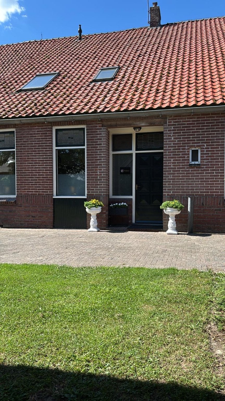 2 prachtige klassieke witte bloempotten / tuinvazen op voet, Tuin en Terras, Bloempotten, Ophalen, Gebruikt
