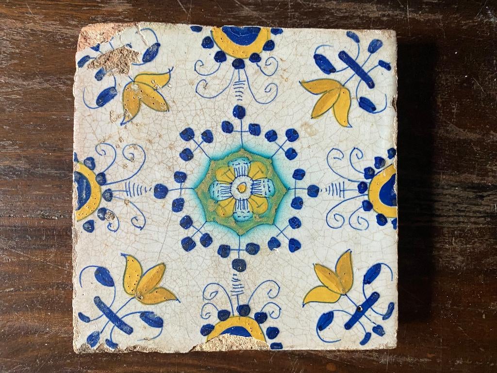 antieke dikke tegel met bloemenmotief, Ophalen of Verzenden