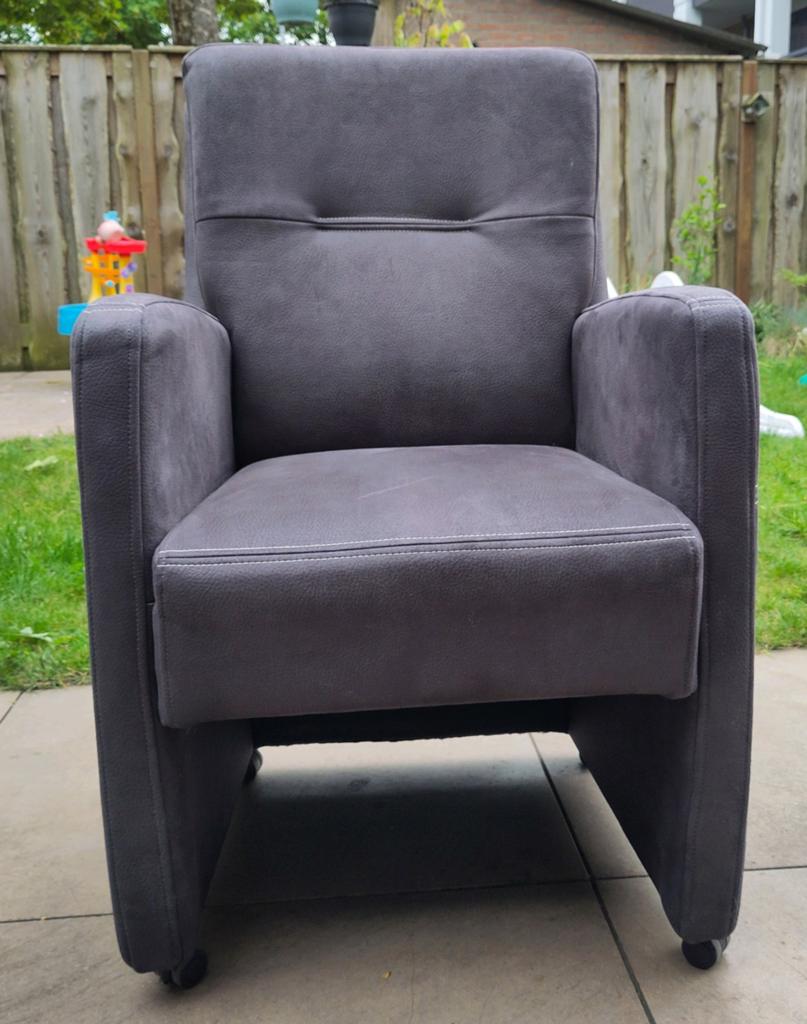Antraciet fauteuil op wielen - comfortabel, Huis en Inrichting, Fauteuils, Ophalen, Gebruikt, Minder dan 75 cm, Stof