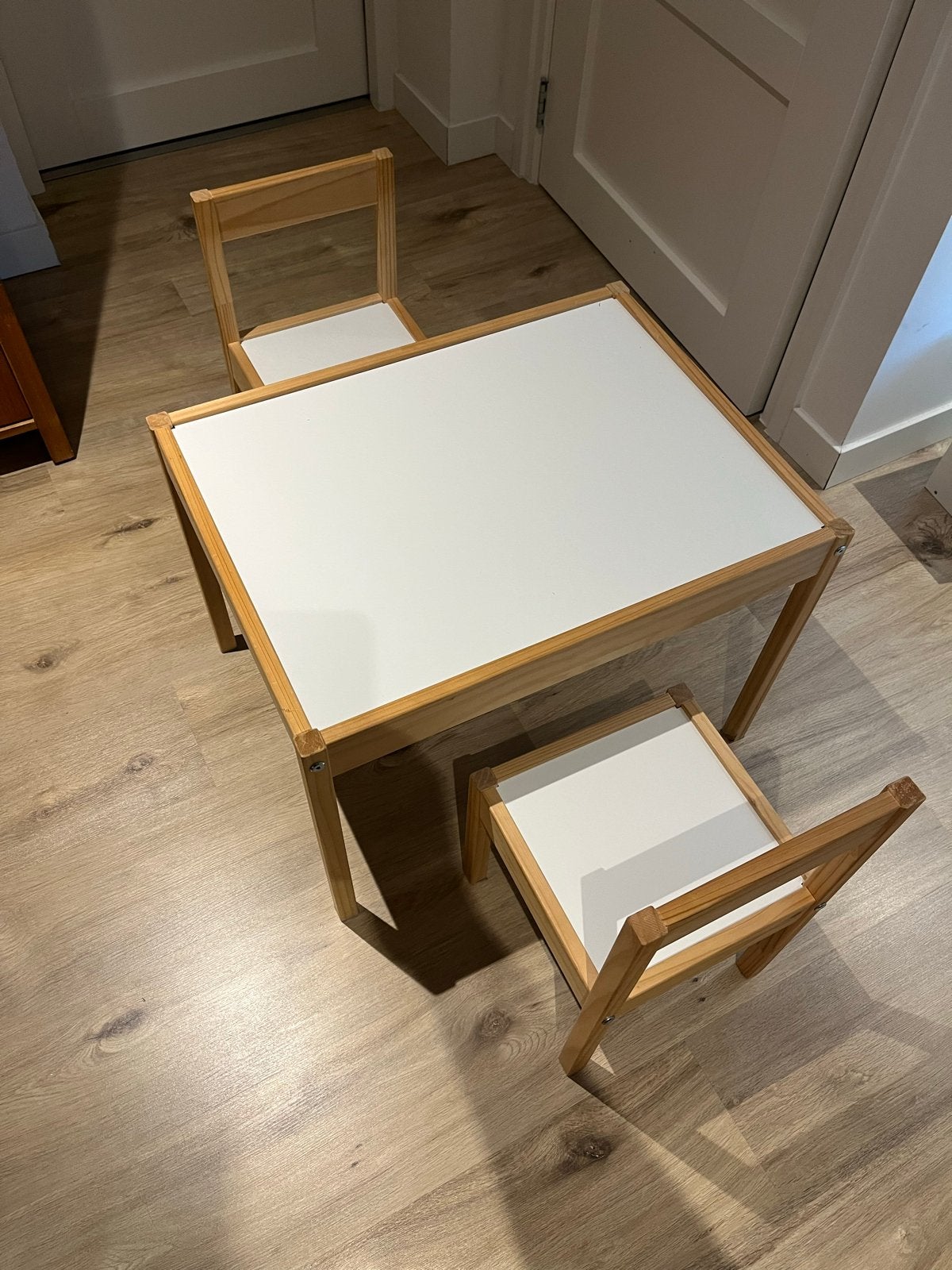 Kindertafel met 2 stoelen - Wit/Grenen, Kinderen en Baby's, Kinderkamer | Tafels en Stoelen, Ophalen, Zo goed als nieuw, Tafel(s) en Stoel(en)