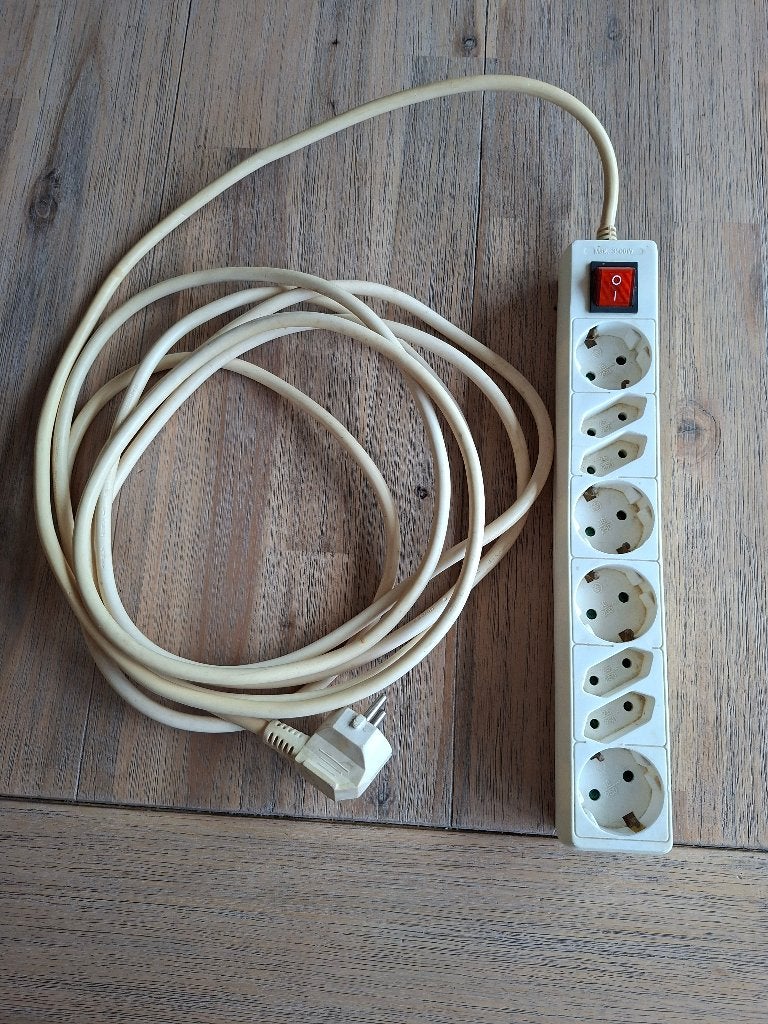 8 - voudige stekkerdoos. 5 meter snoer. Aan/uit schakelaar., Ophalen of Verzenden, Zo goed als nieuw, Stekkerdoos