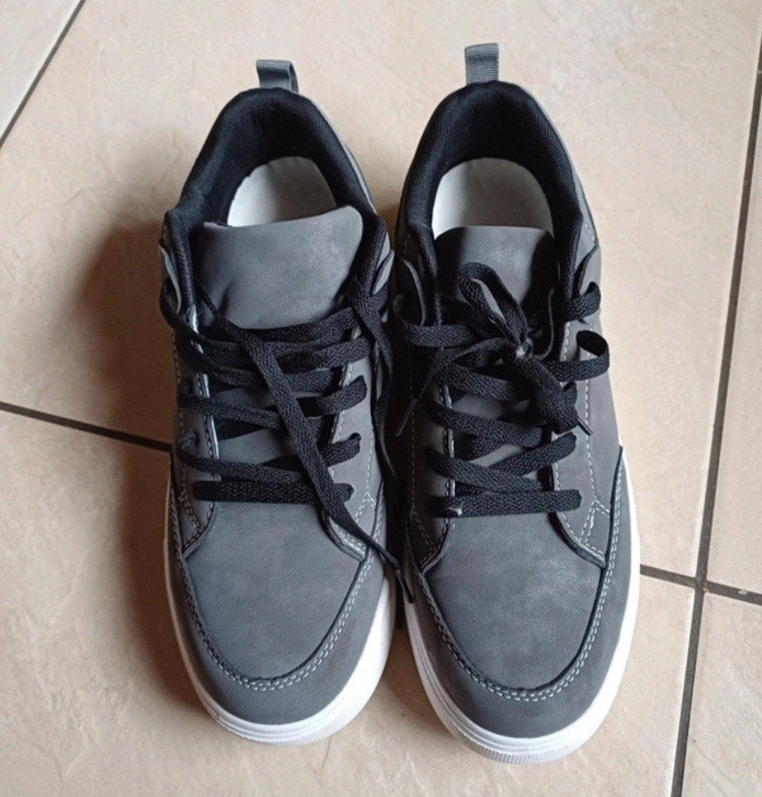 Grijze sneakers maat 44 - Zo goed als nieuw, Overige kleuren, Onbekend, Ophalen of Verzenden, Sneakers of Gympen