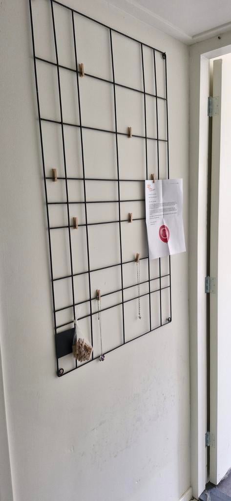 Zwart metalen rasterbord / memobord - vt wonen stijl, Huis en Inrichting, Woonaccessoires | Wandplanken en Boekenplanken, Ophalen