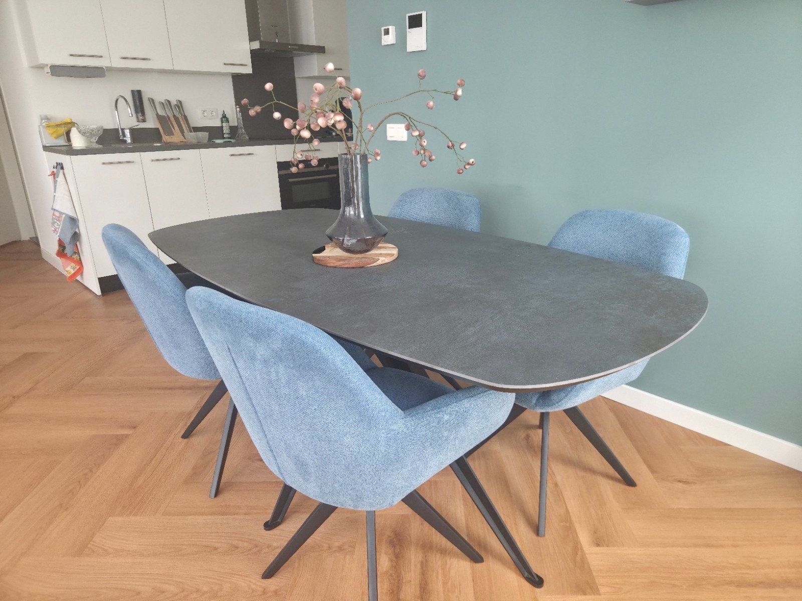 Moderne eettafel met 4 draaistoelen - Zo goed als nieuw, Huis en Inrichting, Ophalen, Overige materialen, 50 tot 100 cm, Zo goed als nieuw