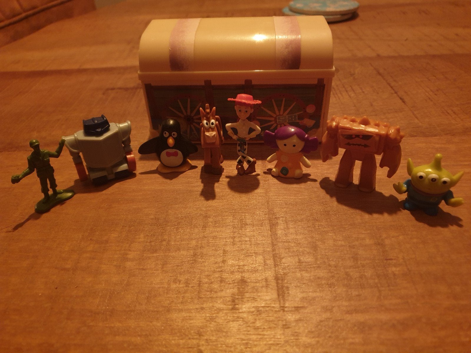 Origineel Disney pixar Toy Story kistje met figuren. AH 2010, Ophalen of Verzenden, Overige figuren, Gebruikt, Beeldje of Figuurtje