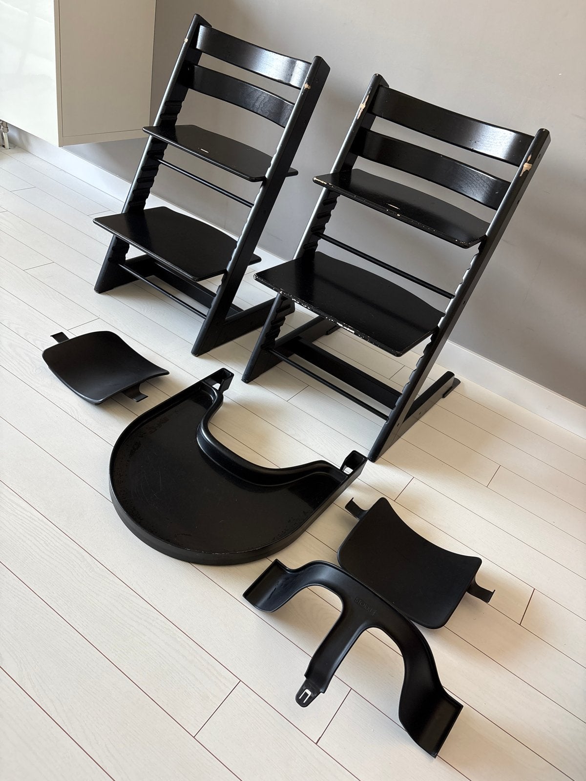 2x Stokke Tripp Trapp kinderstoel zwart met accessoires, Ophalen, Gebruikt, Meegroeistoel, Afneembaar eetblad