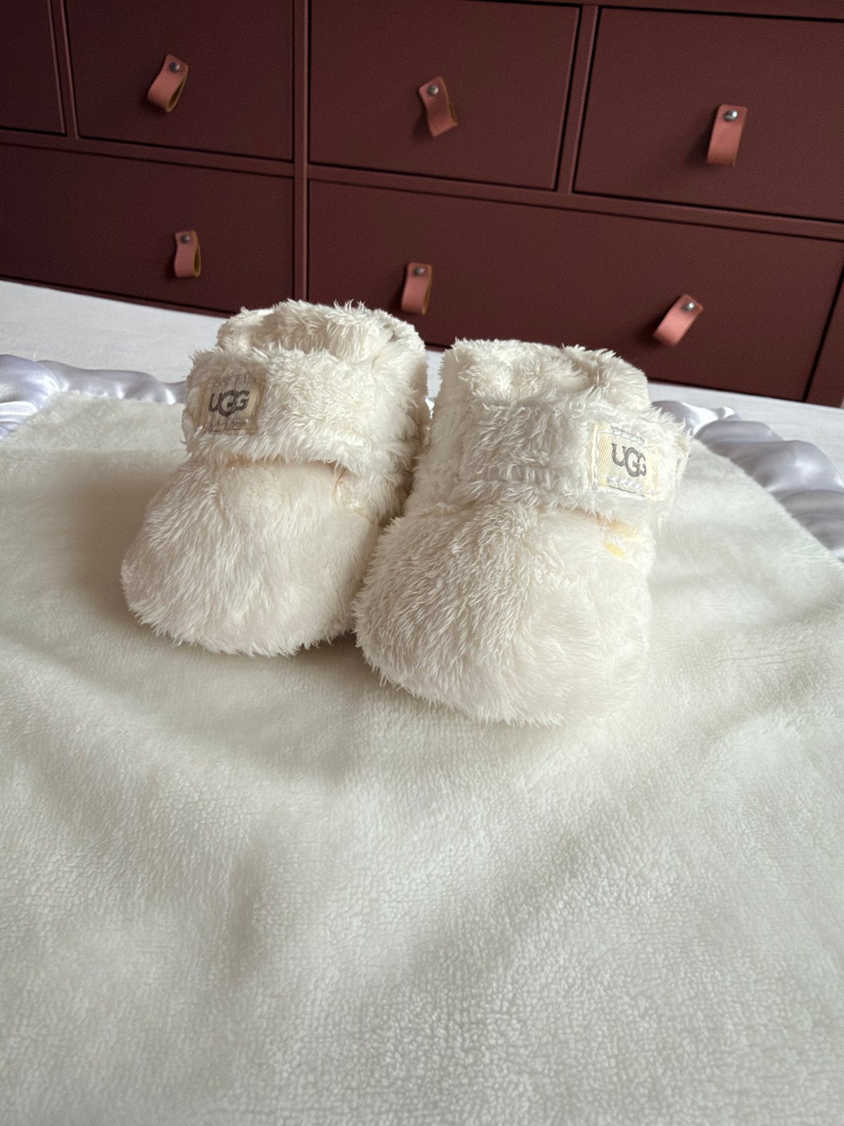Uggs baby slofjes - Zo goed als nieuw, Ophalen, Zo goed als nieuw, Jongetje of Meisje